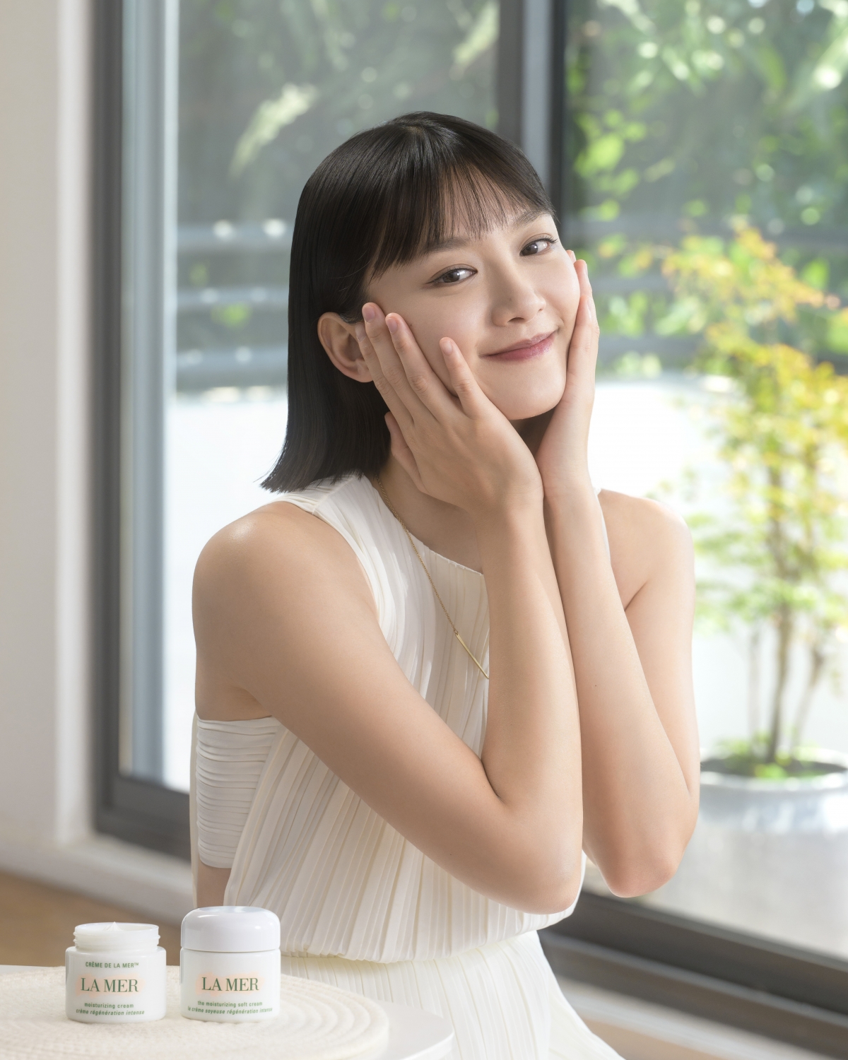 第三步:以雙手將面霜輕按於額頭,臉頰及頸部,有效滲透面霜成分。