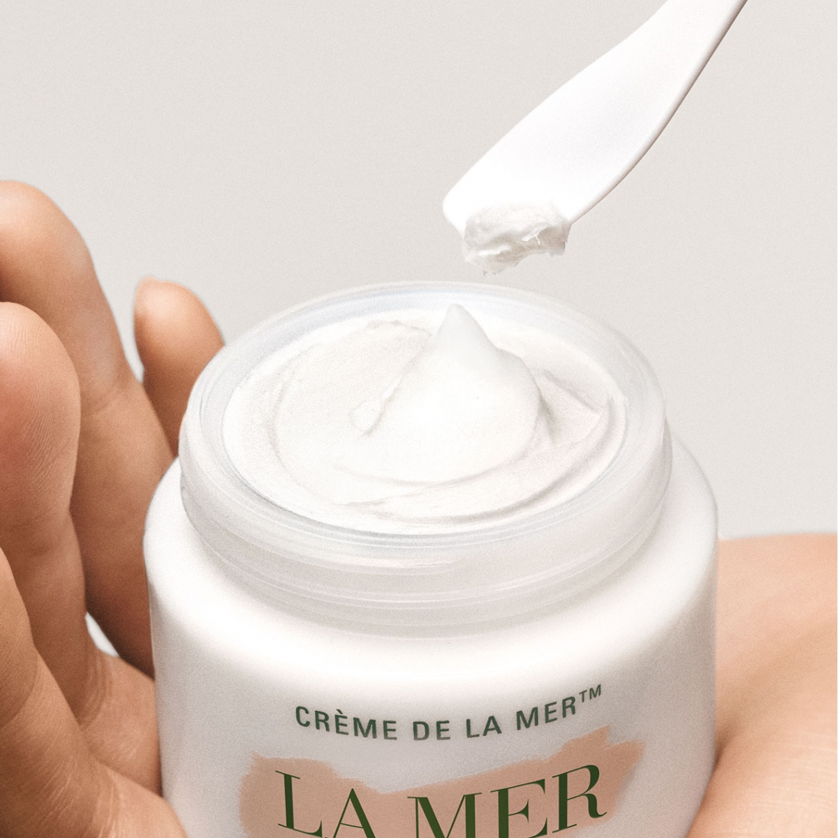 第一步:以刮匙適取大約一粒豆分量的面霜於指尖。