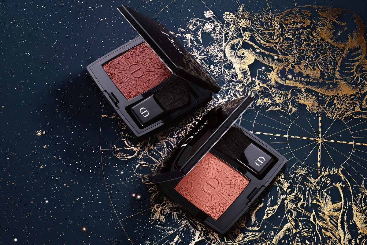 傲姿胭脂，包括：#556 Cosmic Coral、#826 Galactic Red。