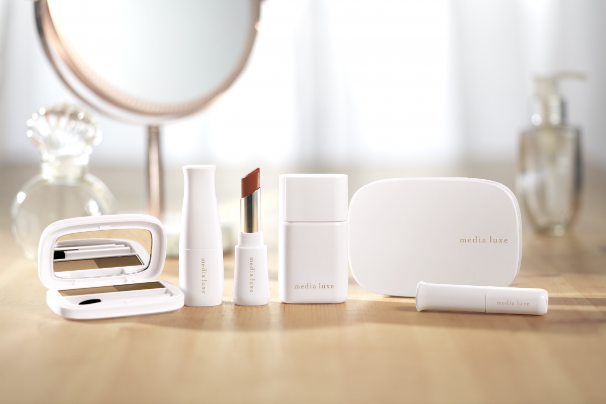 日本知名設計公司nendo為media luxe設計純白色的包裝，高顏值兼實用，放進小廢包都非常悅目！