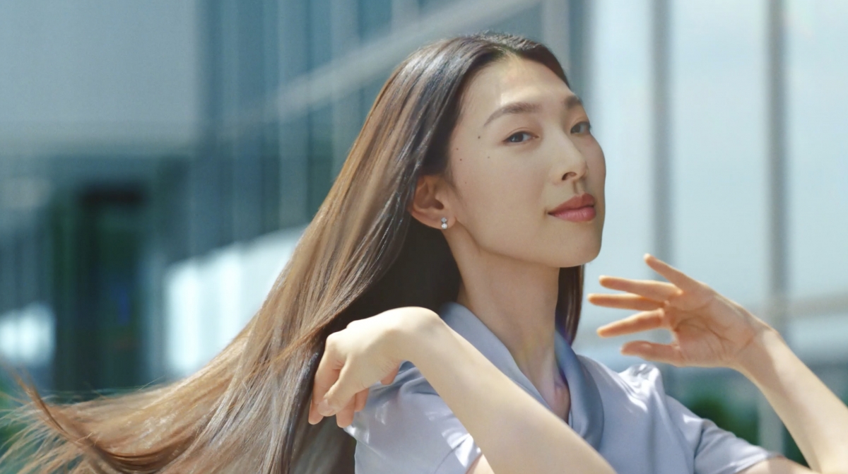 山茶花極致離子修復系列利用離子修復技術,打造圓美髮絲。