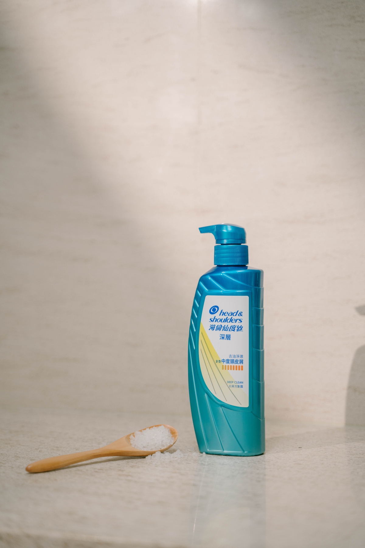 深層去屑洗髮露蘊含5000萬個高活性去屑抵禦因子 x 海鹽結晶