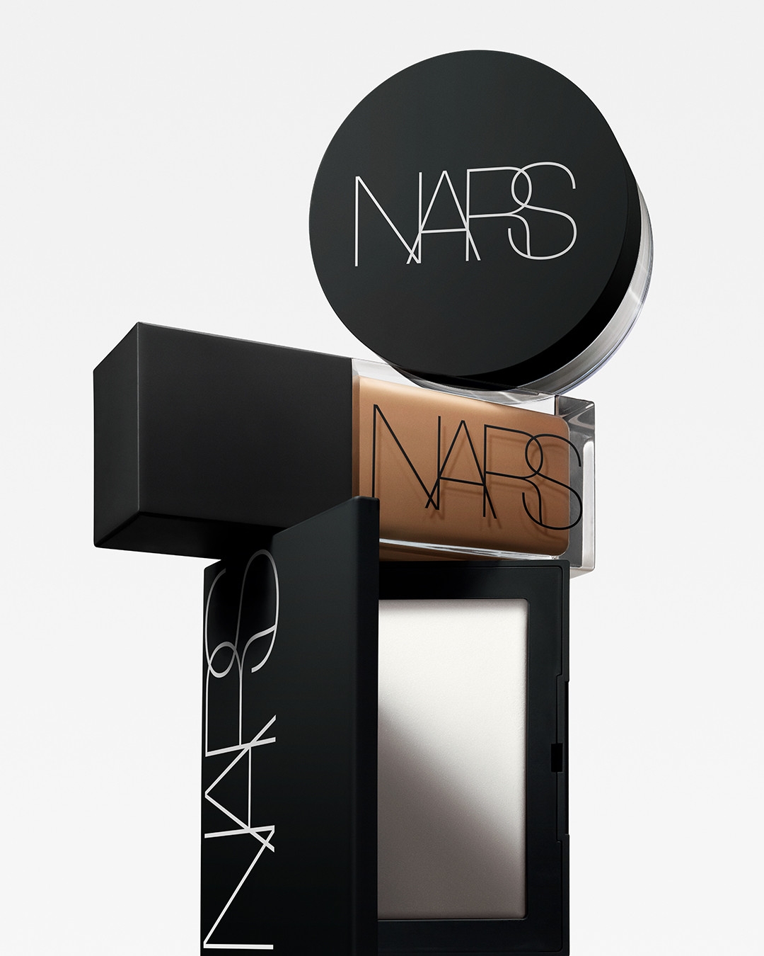 原生光蜜粉/蜜粉餅的半透輕盈妝效透出肌膚原生光感