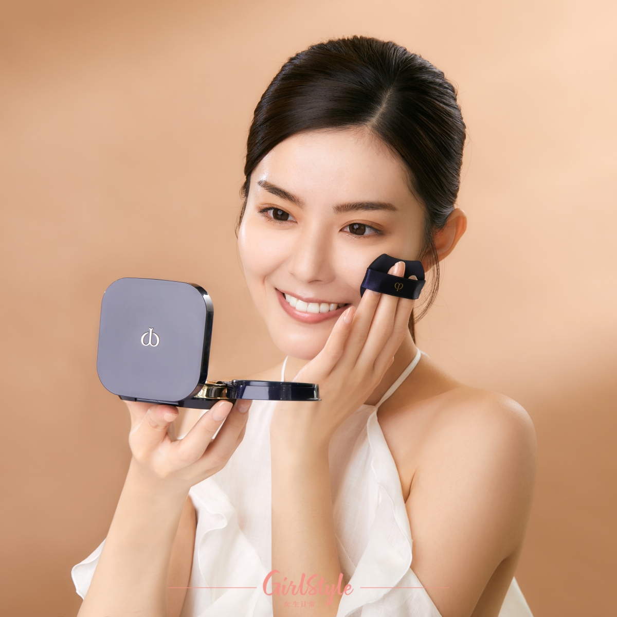 氣墊彈網及粉撲設計更貼心,一按一抹輕易塑造完美無瑕底妝!