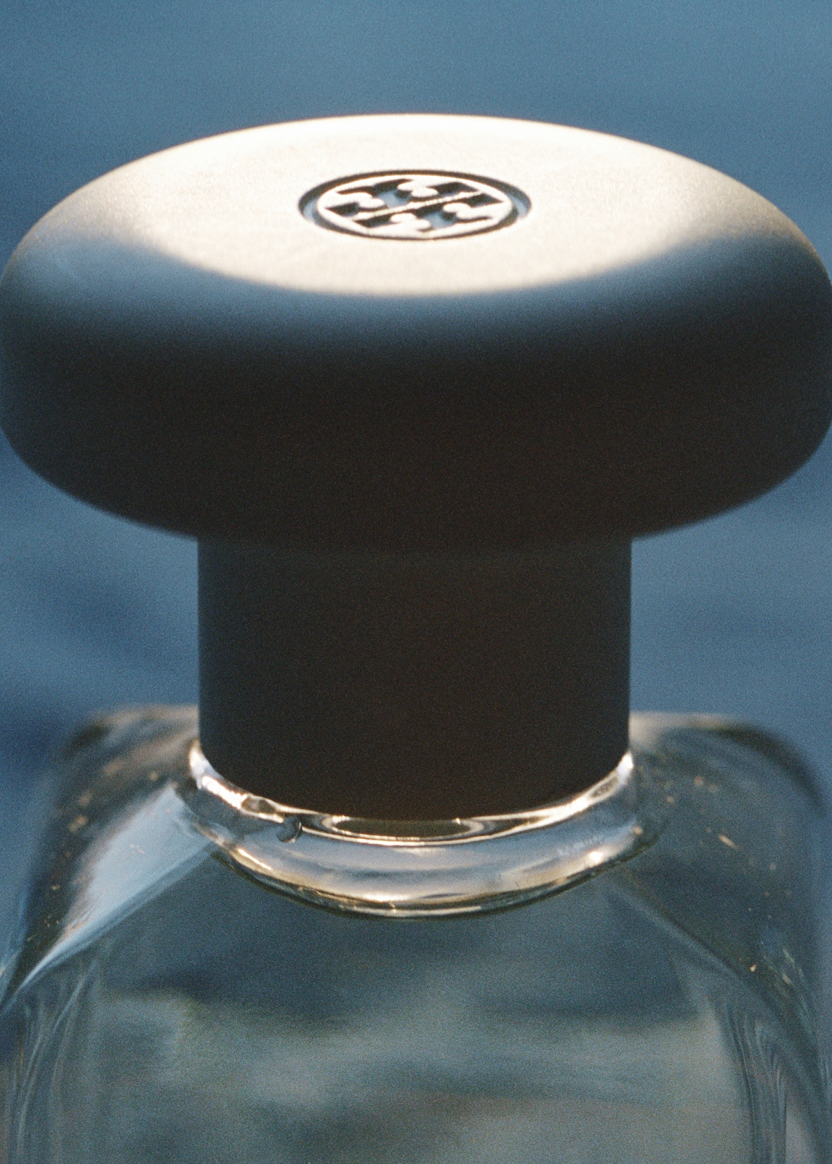 玻璃瓶身充滿線條感。