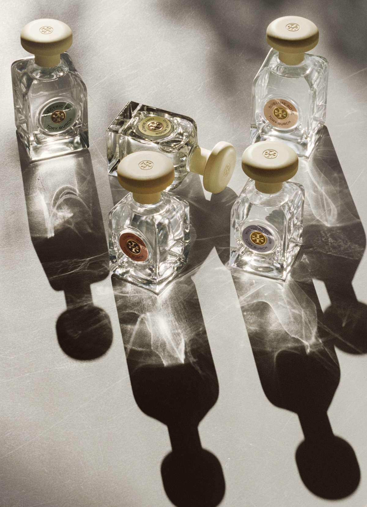 每一款香氛都配有獨特顏色標誌，當使用完整瓶香氛後，剩下的瓶身可用作收藏或環保再用。