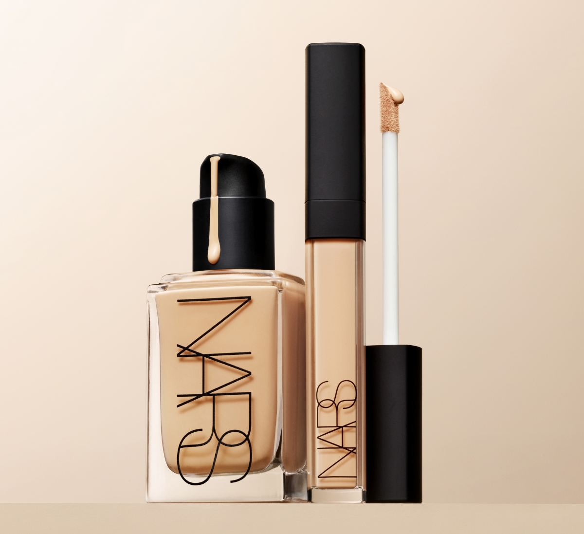 光亮柔滑遮瑕霜採用專利散光技術,令細紋瑕疵不再現形