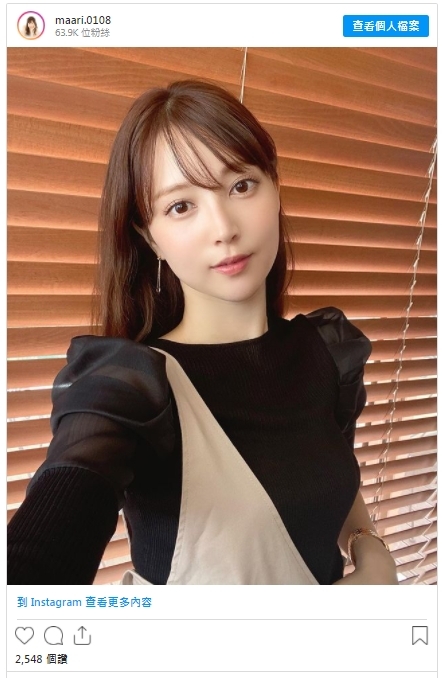 這款Laura Mercier氣墊粉底絕不顯油膩,反而粉底本身加入了極幼細的鑽石粉末,只要輕印一層上臉,就令肌膚帶有水潤的微光澤感
