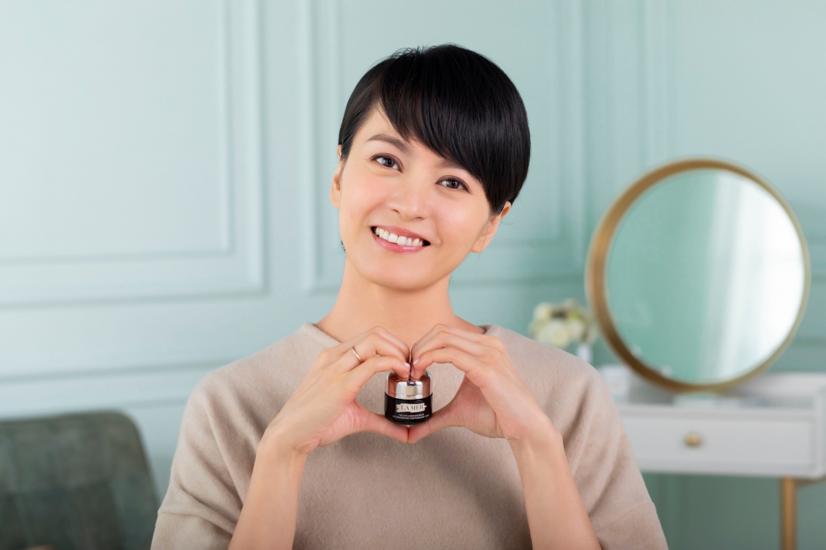眼霜推薦2021-梁詠琪大讚眼部精華乳霜質地相當輕盈,輕輕點在眼周,不但很易被推開,塗上後吸收力亦超快,毫無長脂肪粒的問題!