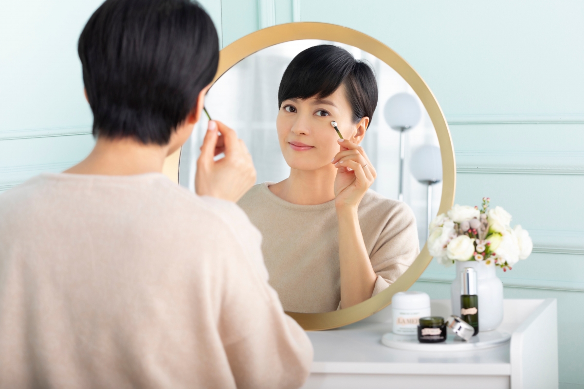 眼霜推薦2021另一位凍齡女神梁詠琪同樣都是 Eye Concentrate 眼部精華乳霜的忠實粉絲。除了因為生活忙碌而夜瞓