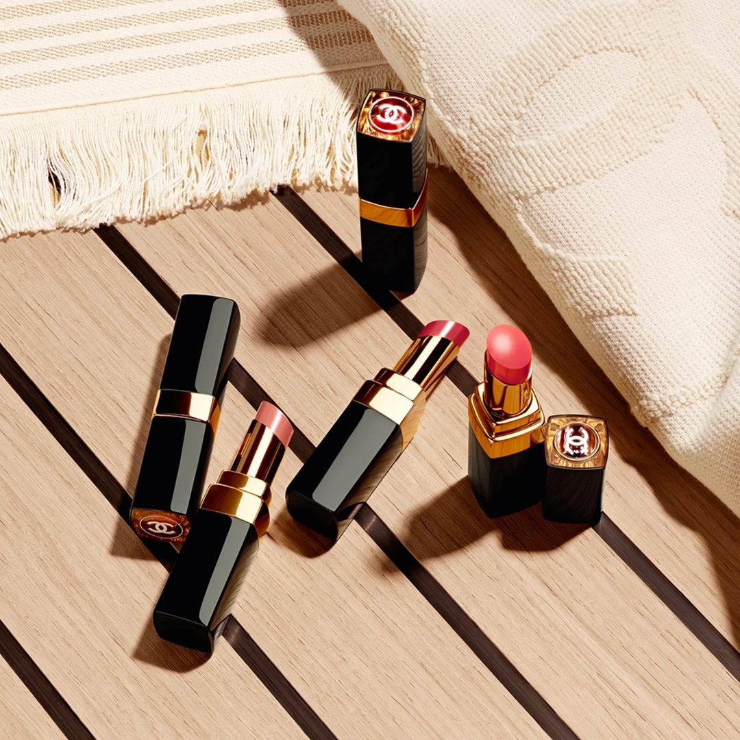 蘊含天然蠟質:含羞草、荷荷巴油及向日葵,透出閃爍迷人的光芒同時又滋潤雙唇