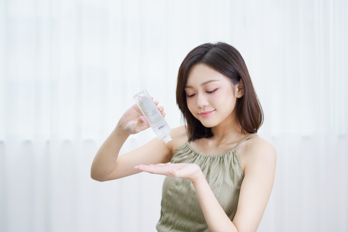 皇牌產品茶樹綠茶控油化妝水質地清爽易吸收,快速急救首選~
