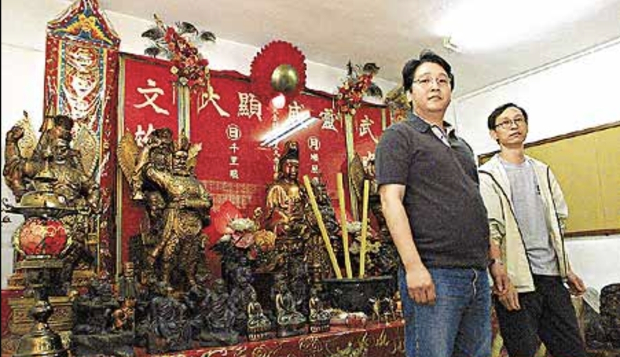 青龍教教主毛雲龍(左)