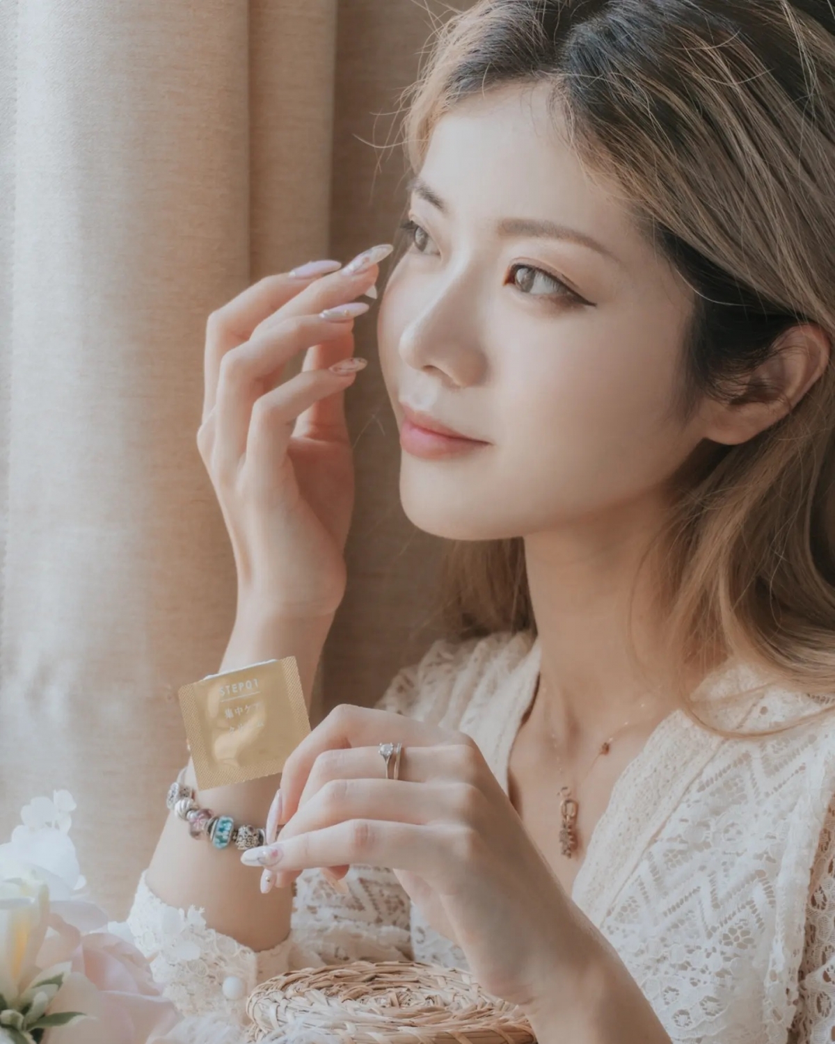 香港美妝Blogger Koko Lo大讚敷完肌膚細膩白嫩，水潤飽滿，滋潤度及光澤度都達到A+水準～