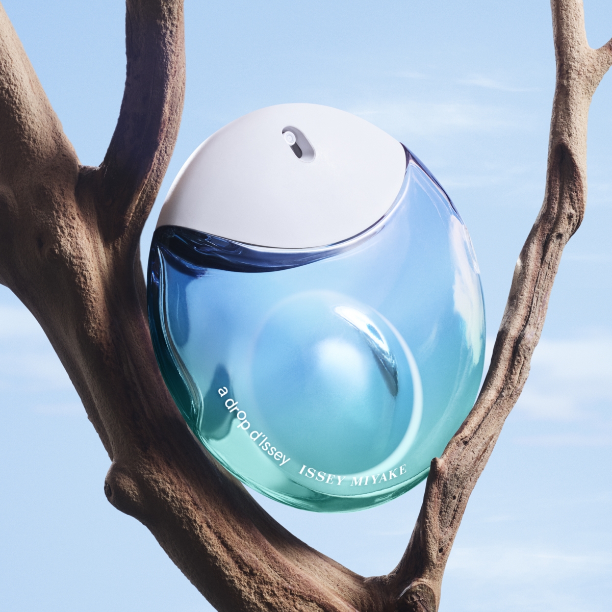 A Drop d’Issey fraîche淡香精糅合丁香花、大馬士革玫瑰、雪松和檀木,最後以白麝香作結,呈現不一樣的春雨香調。