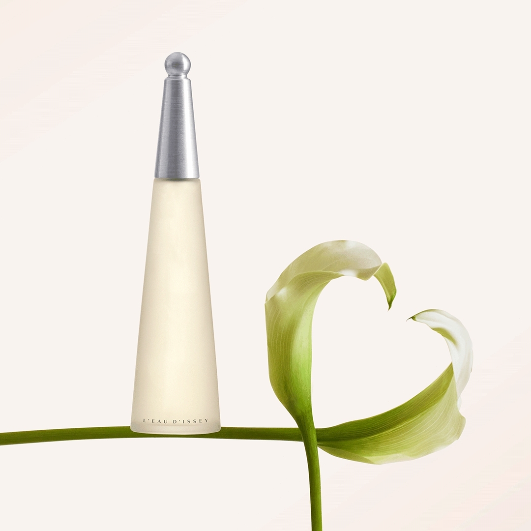 ISSEY MIYAKE Parfums首款香氛L'Eau d'Issey淡香氛啟發自一顆水滴落在女性肌膚上所散發出來的獨特芳香,調配出明亮、清新及細膩花香氣息。