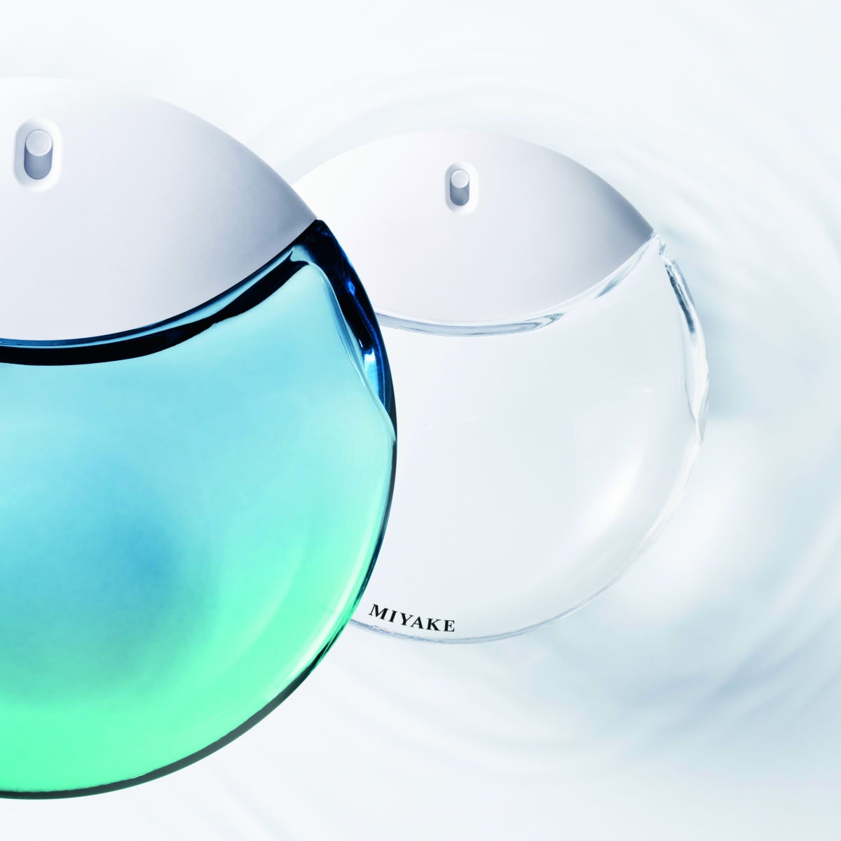 A Drop d’Issey淡香精(右)混合了丁香花、麝香、杏仁奶及香橙花香,份外清甜。