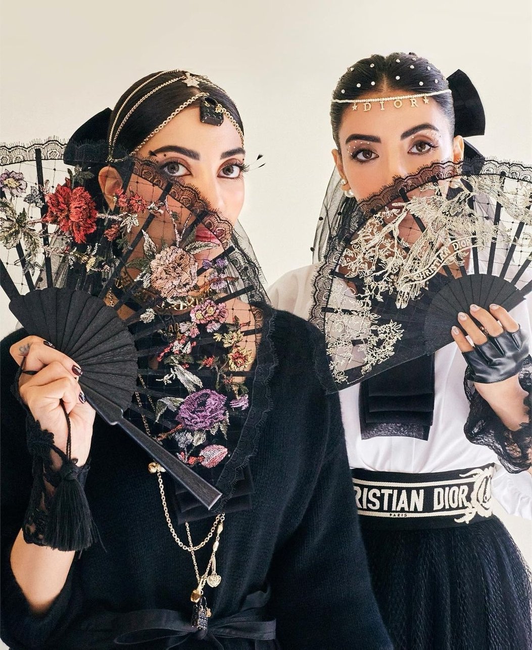 印度富豪姐妹「另類炫富」超吸睛！6歲開始用Chanel，將名牌精品變時尚髮飾～