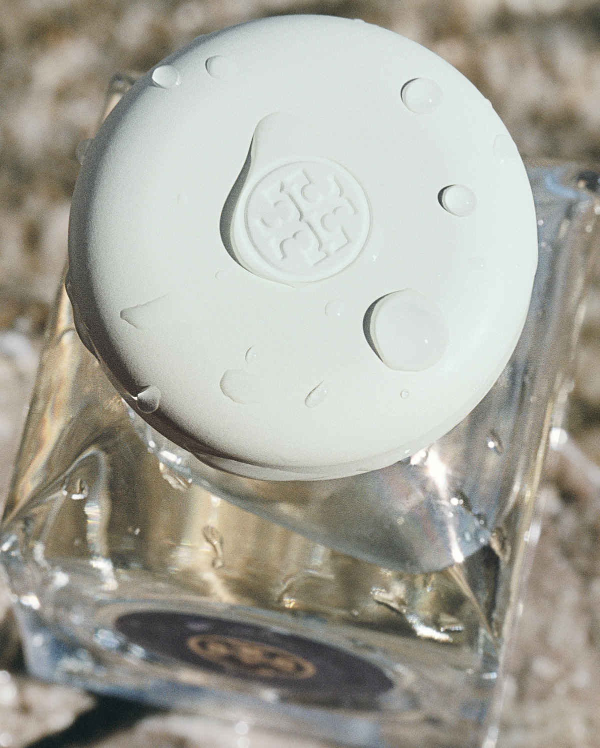 Tory Burch的經典「雙 T」標誌，令整個香氛猶如夢幻逸品。