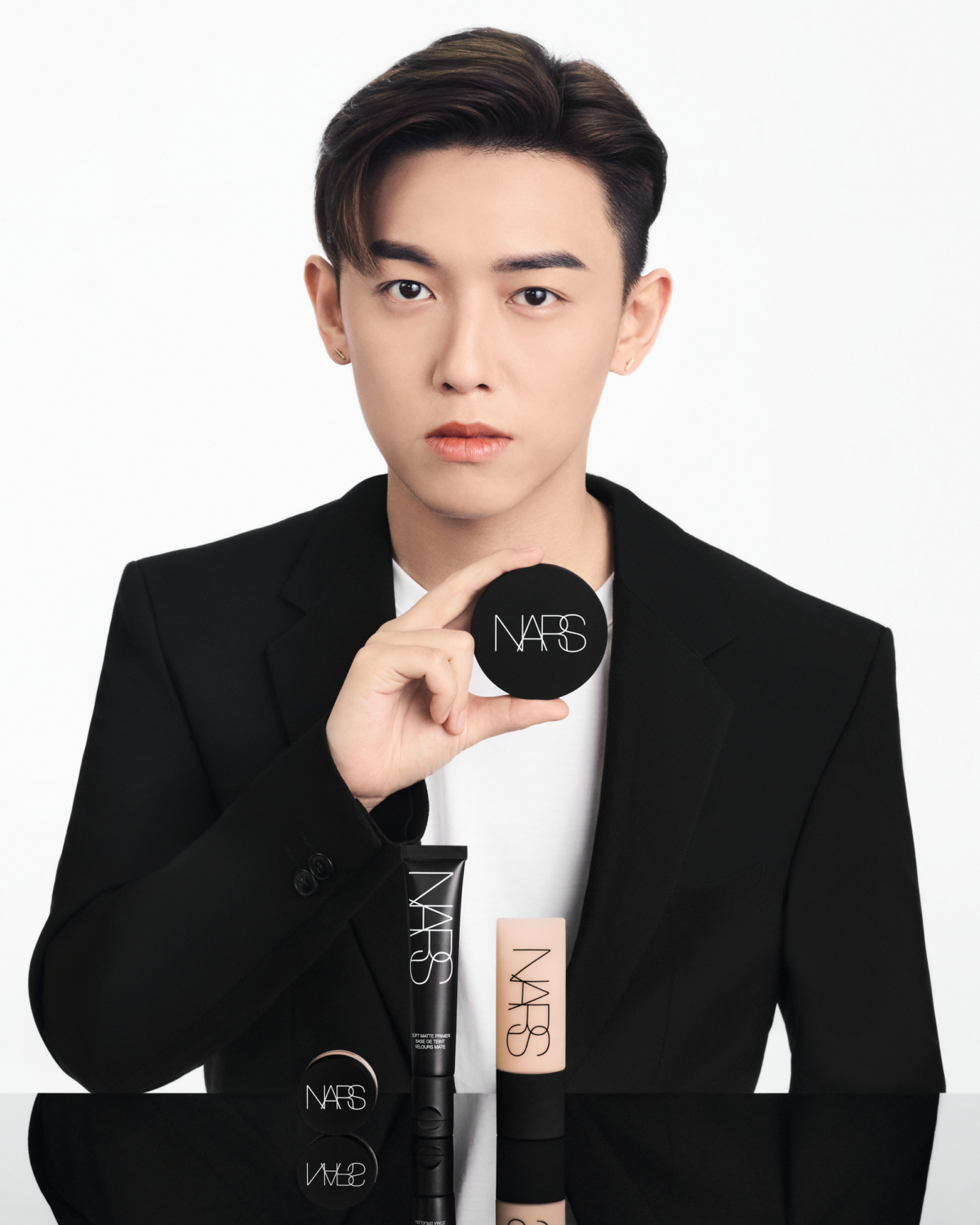 立即跟MC張天賦入手兩大底妝神器「原生光亮肌粉底液」和「柔霧完美粉餅」！