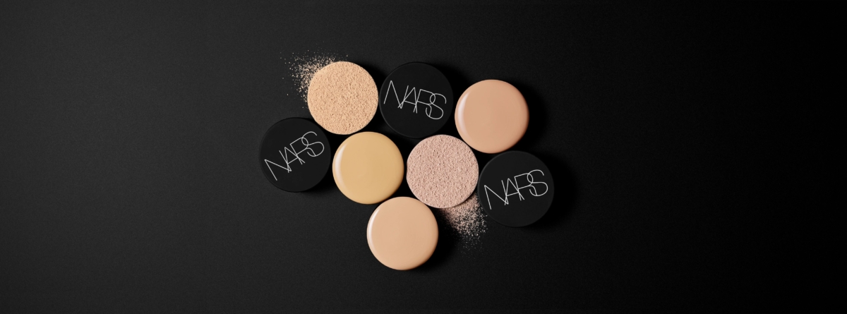 Soft Matte柔霧完美粉餅使用創新配方，由草本萃取精華與抗氧化物結合而成的配方，打造完美精緻底妝！