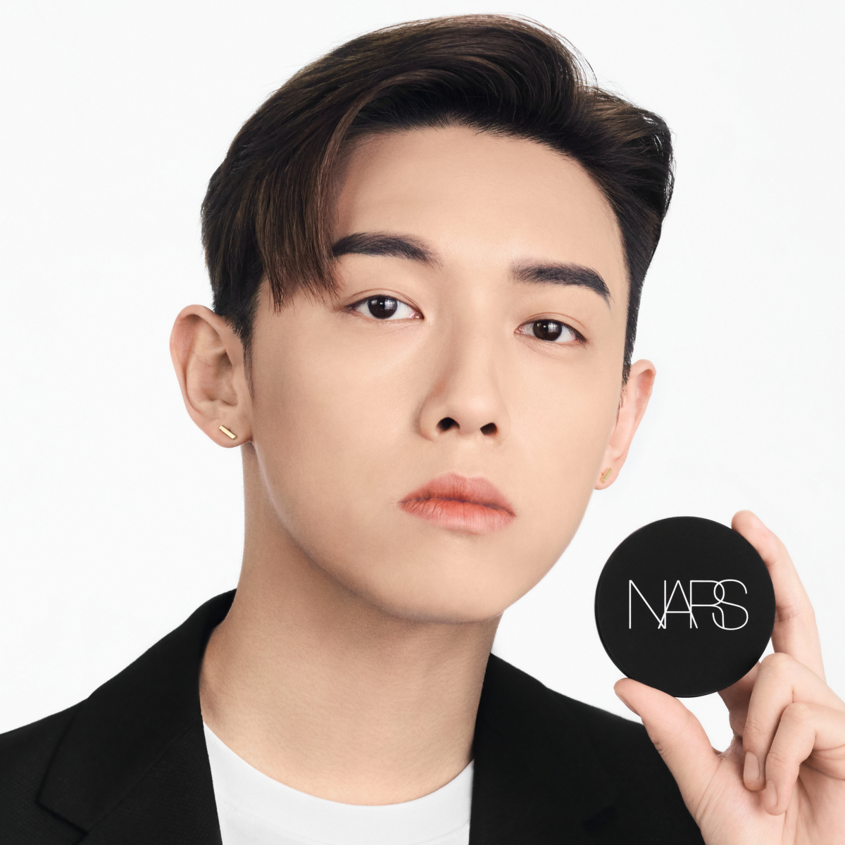 粉底配方溫和，蘊含81%天然萃取成分適合任何肌膚，特別是敏感膚質，完全不用擔心天氣焗熱悶痘的肌膚問題。