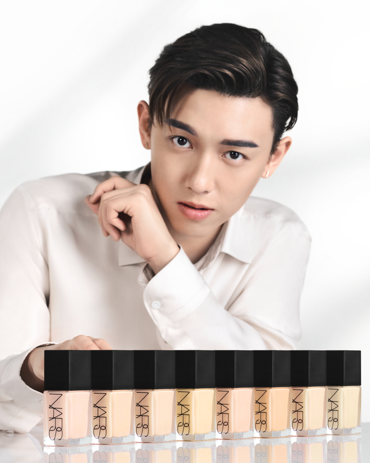 香港人氣歌手MC張天賦長期忙於工作，加上潮濕焗悶的天氣令底妝易出油、暗沉不持久。