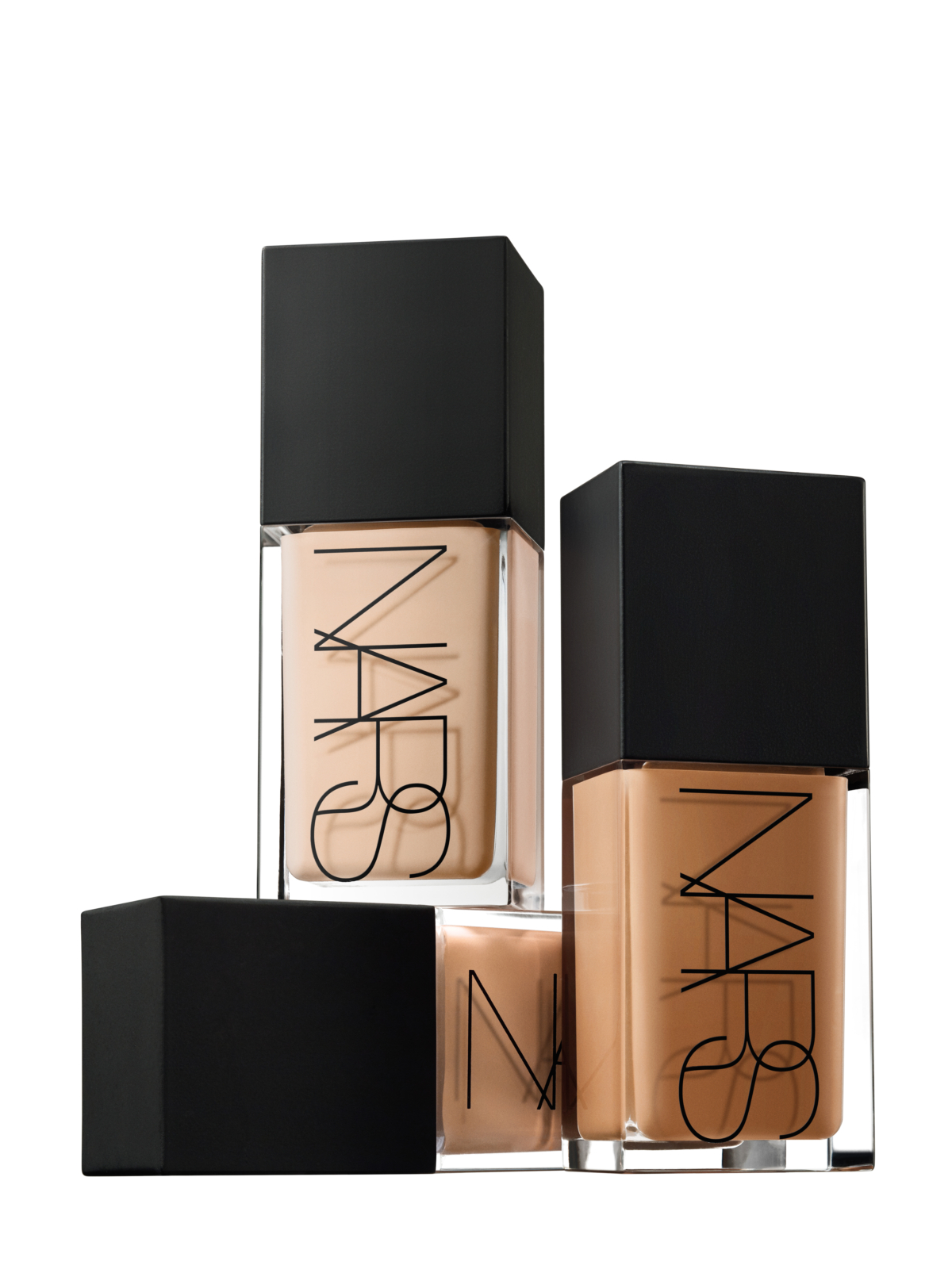 NARS Light Reflecting原生光亮肌粉底液帶來嶄新配方，其完美底妝展現出最美光線，令MC無論工作多繁忙都一樣神采飛揚。