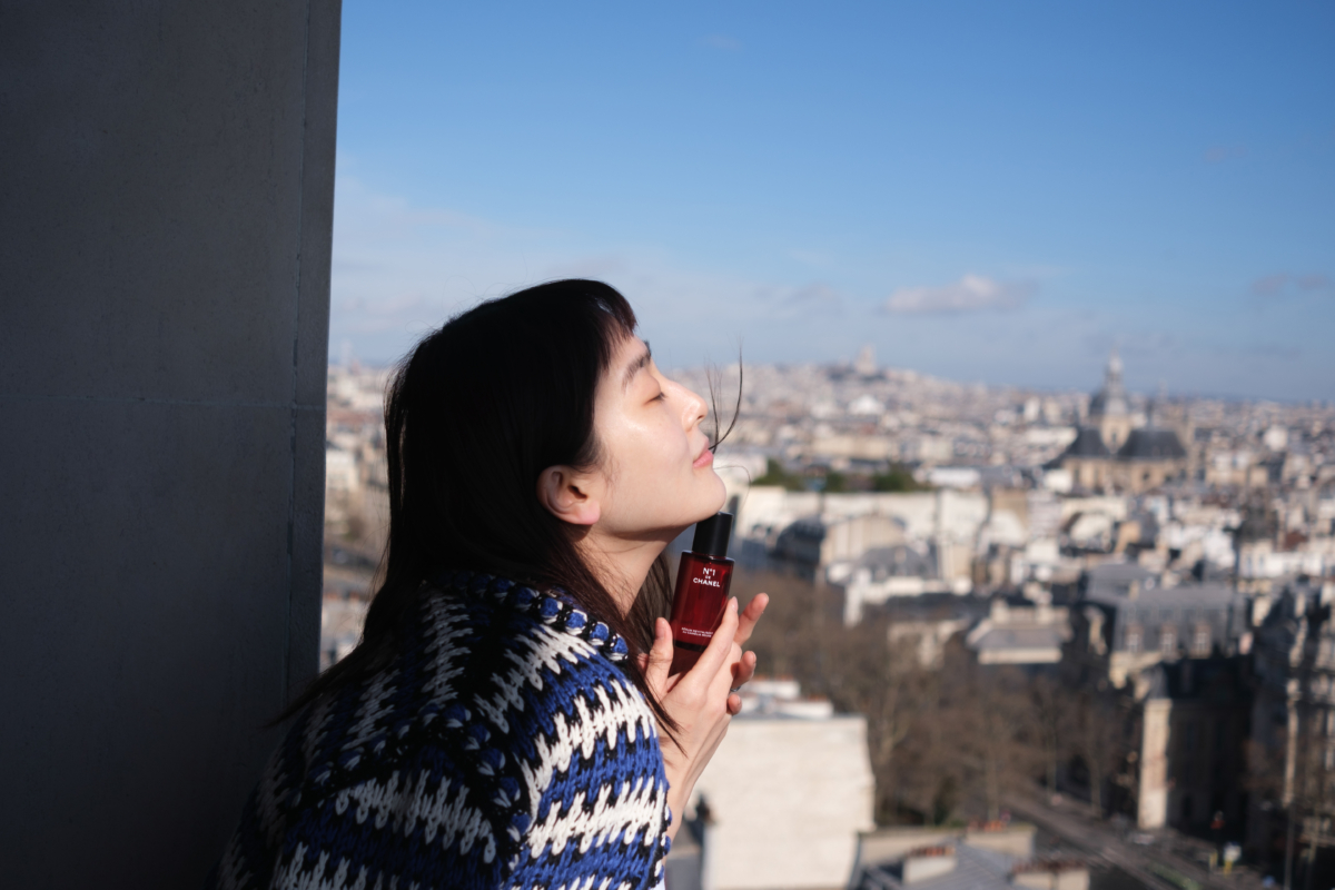 Evelyn使用CHANEL一號紅山茶花系列後，肌膚不再容易敏感、泛紅，同時變得更細緻飽滿。