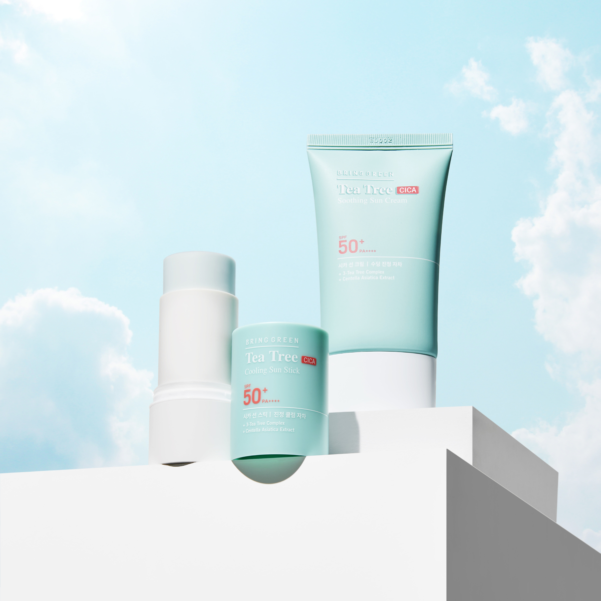 (左) BRING GREEN茶樹抗痘清涼舒爽防曬棒、(右) BRING GREEN茶樹抗痘輕爽水感物理防曬乳