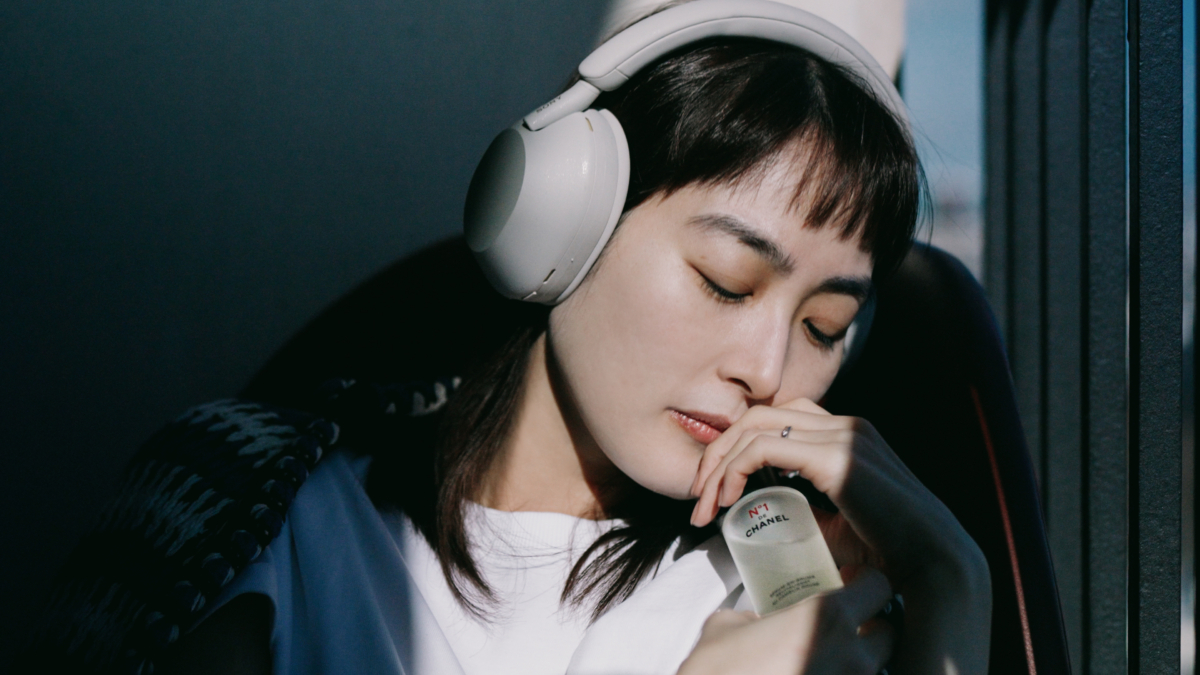 Evelyn踏上探索山茶花戶外實驗室的旅程。