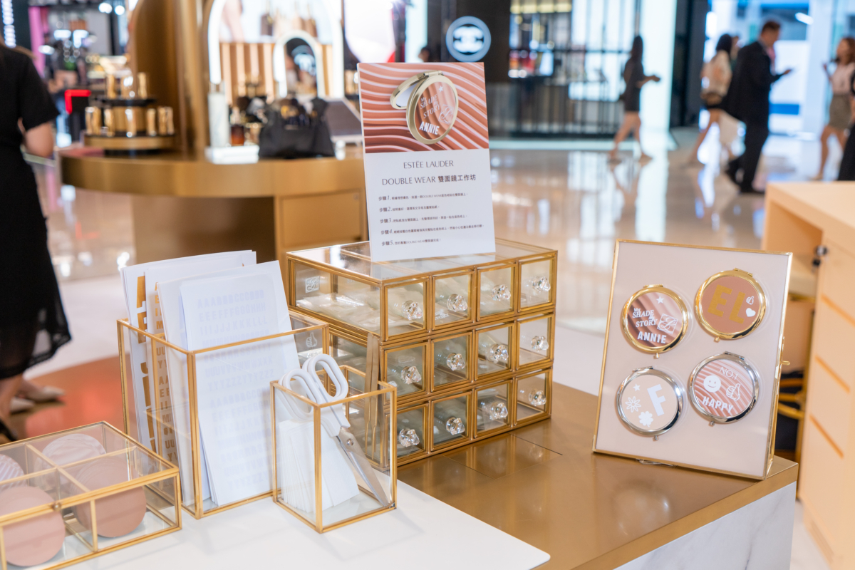 在 Double Wear 雙面鏡工作坊中，你可以用設計出具自己風格的雙面鏡。