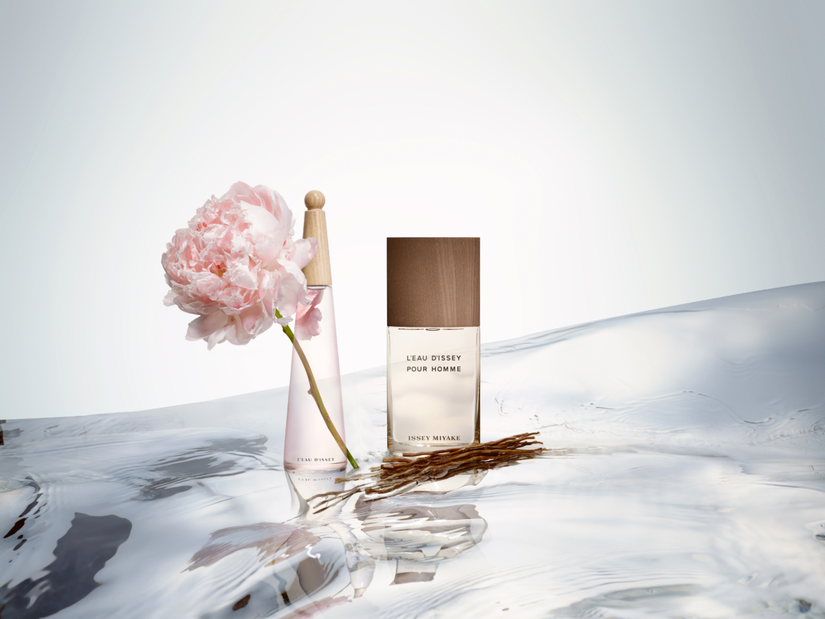 兩款香氛L'Eau d'Issey Pivoine及L'Eau d'Issey pour Homme Vétiver的瓶身由20%的回收玻璃所製成，瓶蓋則以未經打磨雕琢的原木製成，不含任何塑料成分。