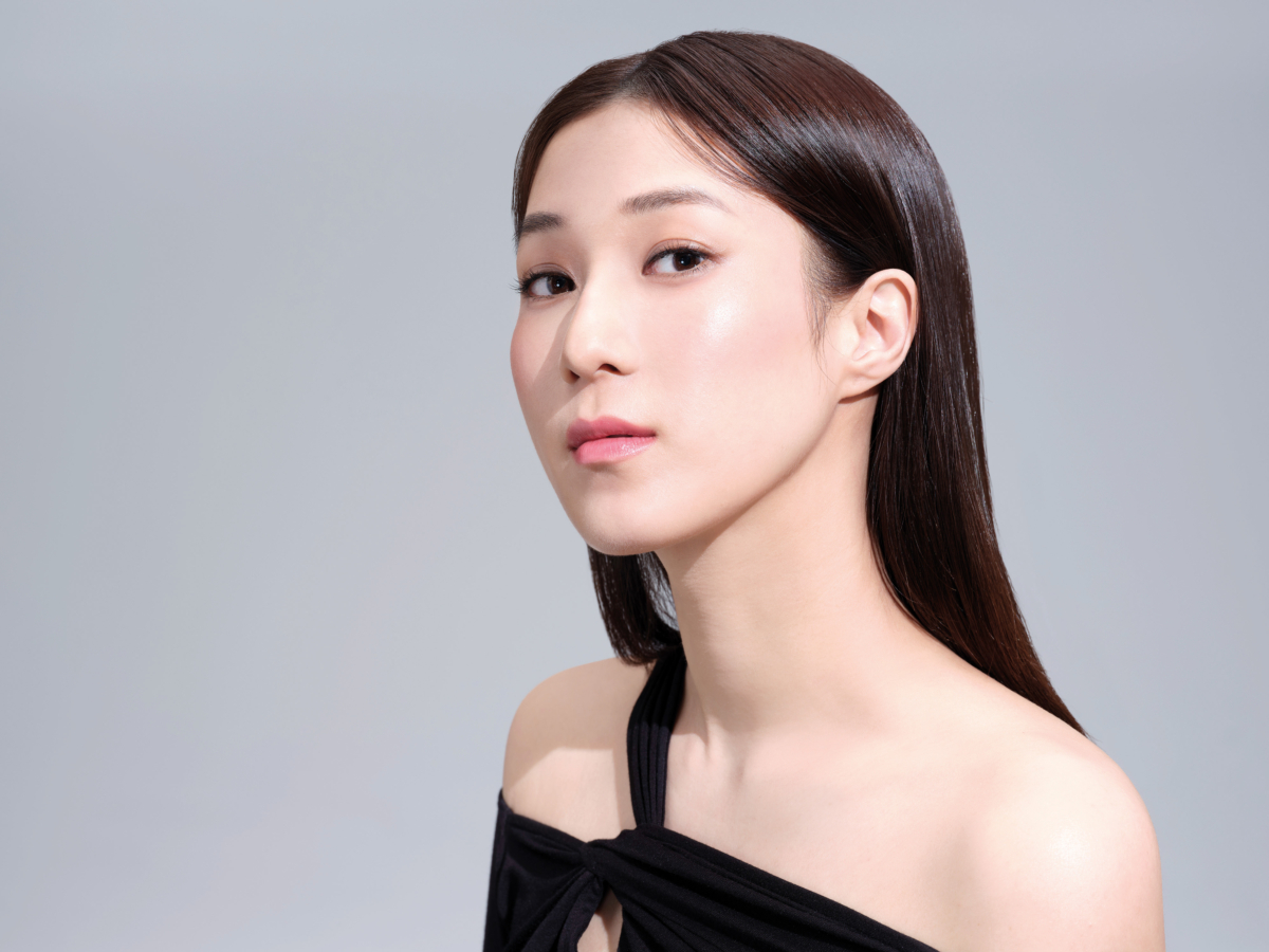 從側面看來，鍾嘉欣的蘋果肌超飽滿，V-Shape Jawline很明顯，絕對是360度零死角神顏。