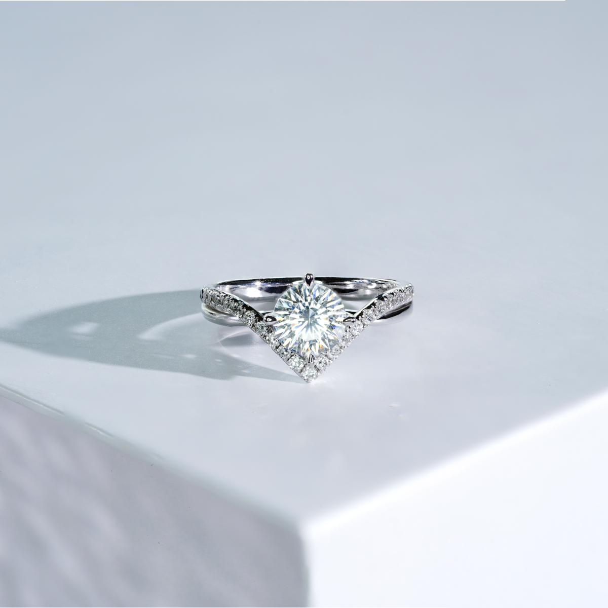 實驗室培育鑽石與天然鑽石擁有相同的物理、化學和光學特性。