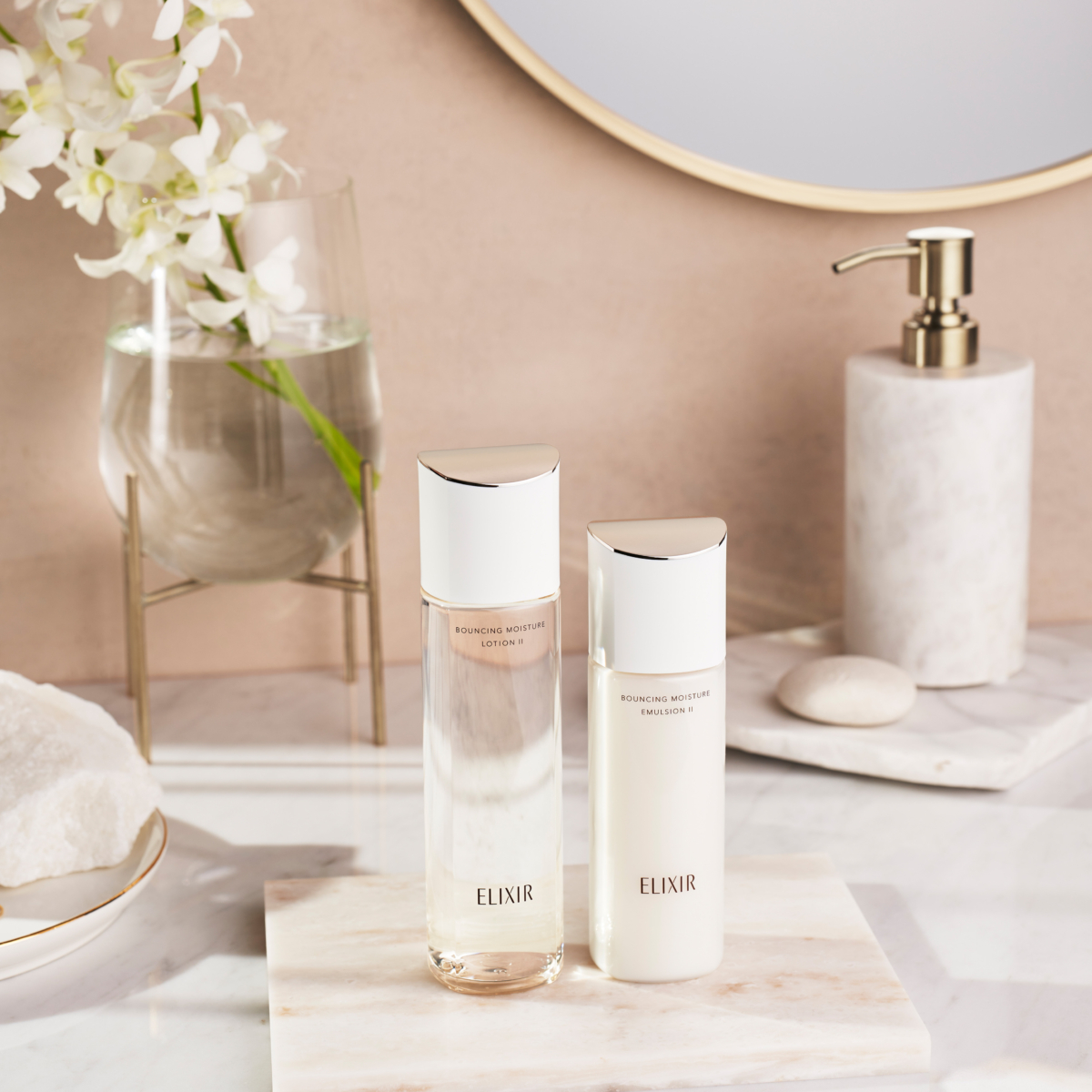 （左）ELIXIR膠原彈潤精華水｜建議零售價HK$245/170mL；（右）ELIXIR膠原彈潤乳液｜建議零售價HK$285/130mL