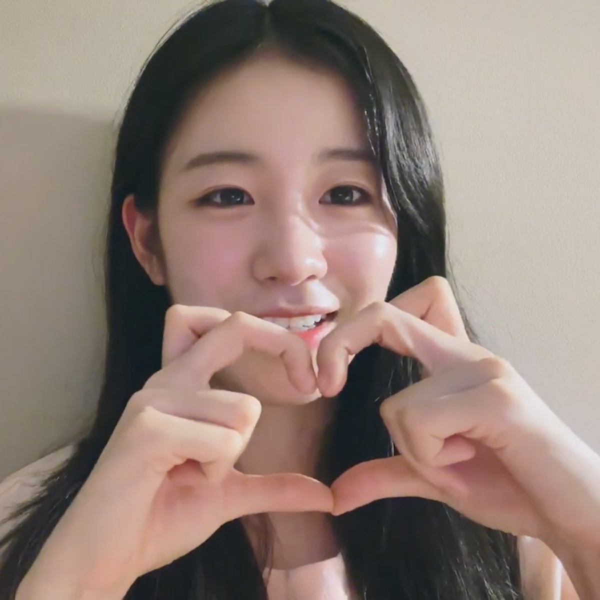 Kpop圈最新打卡Pose「貓耳心心」