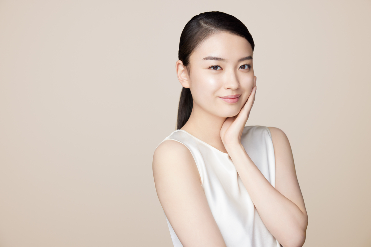 ELIXIR專注以創新科研激活真皮幹細胞，令膠原蛋白及彈力蛋白自生，重塑緊緻、透亮、水潤的美麗肌膚，令雙頰持久散發自然光澤「水玉光（つや玉）」。