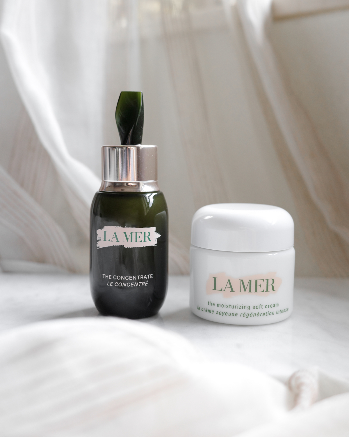 The Concentrate 極緻修護精華及 The Moisturizing Soft Cream 1＋1 配搭，是 Aiko 維持水潤飽滿肌膚的小秘密。