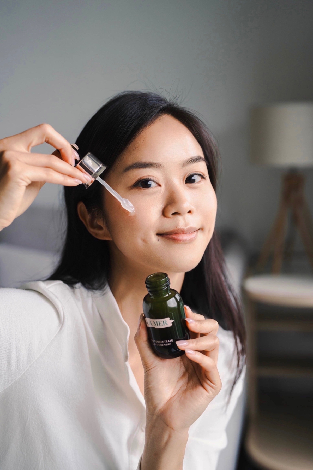 Janet 的肌膚因早前的意大利之旅而嚴重曬傷及缺水，幸好 La Mer 極緻修護精華的神奇療癒力迅速舒緩修復。