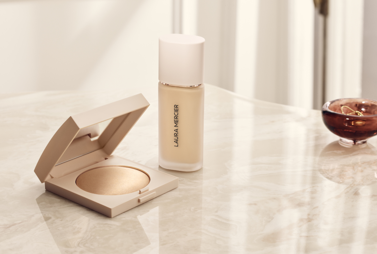 純淨無瑕柔霧粉底液（HK$480/18款色調）｜純淨無瑕裸光蜜粉餅（HK$420/2款色調）