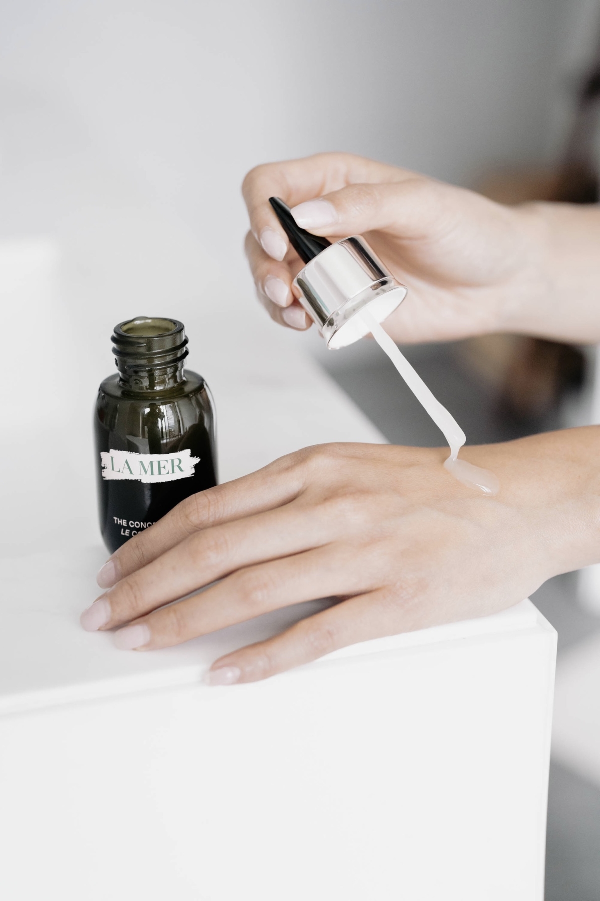 精華的絲絨質地十分柔滑易推，觸感輕潤卻不黏笠。