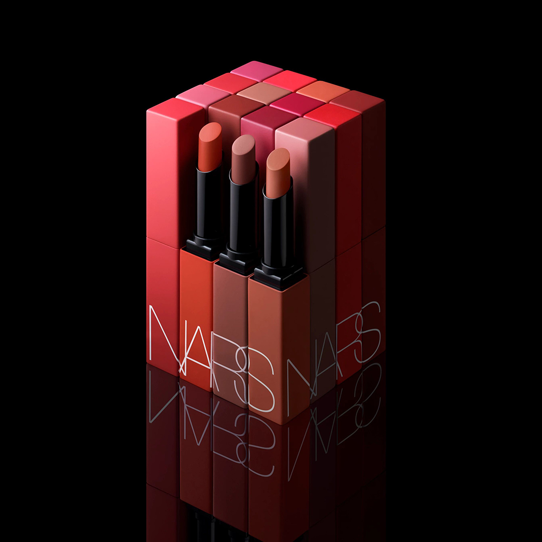 NARS Powermatte玩魅啞緻唇膏色澤大膽飽滿，不沾染之餘，持色效果更達10小時。