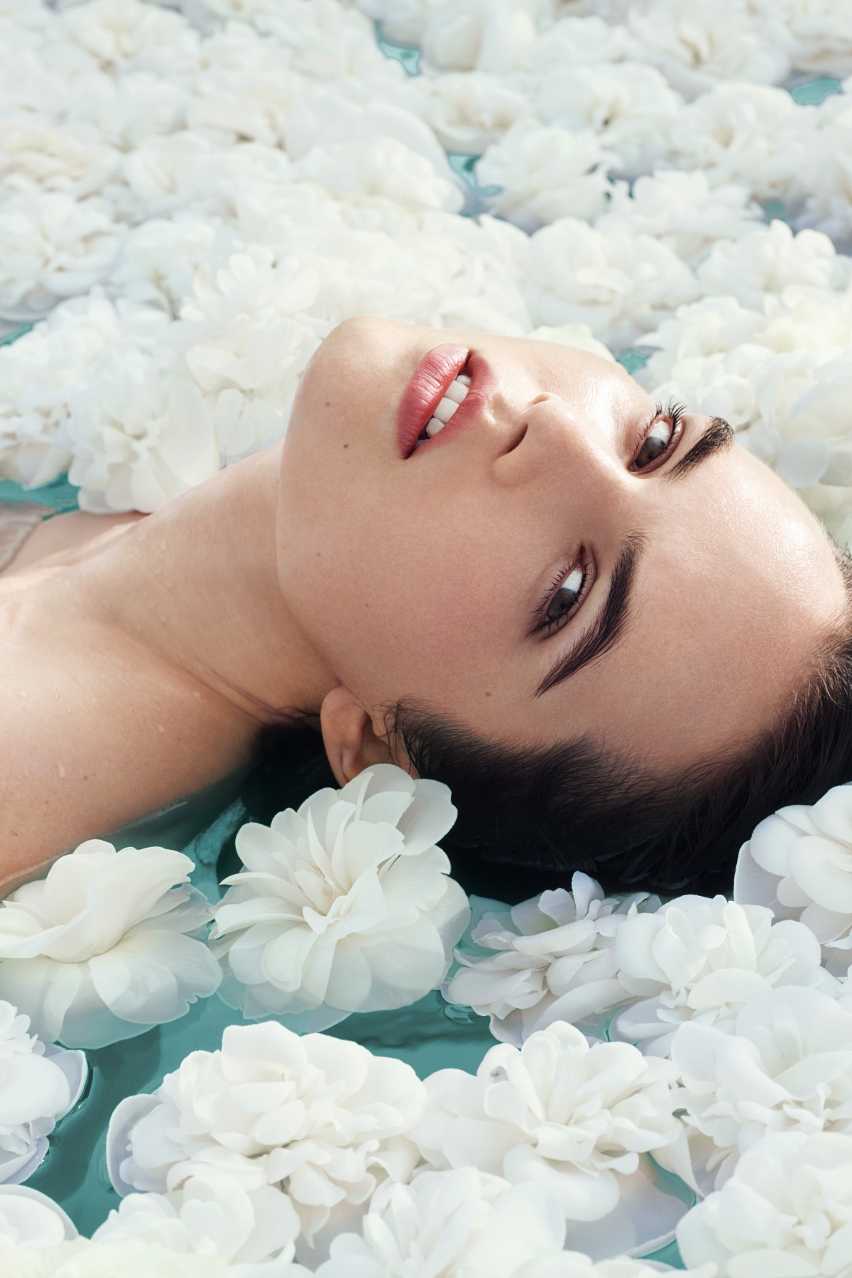 CHANEL 力推全新成員「HYDRA BEAUTY Camellia Glow Concentrate」山茶花晚間煥膚保濕精華