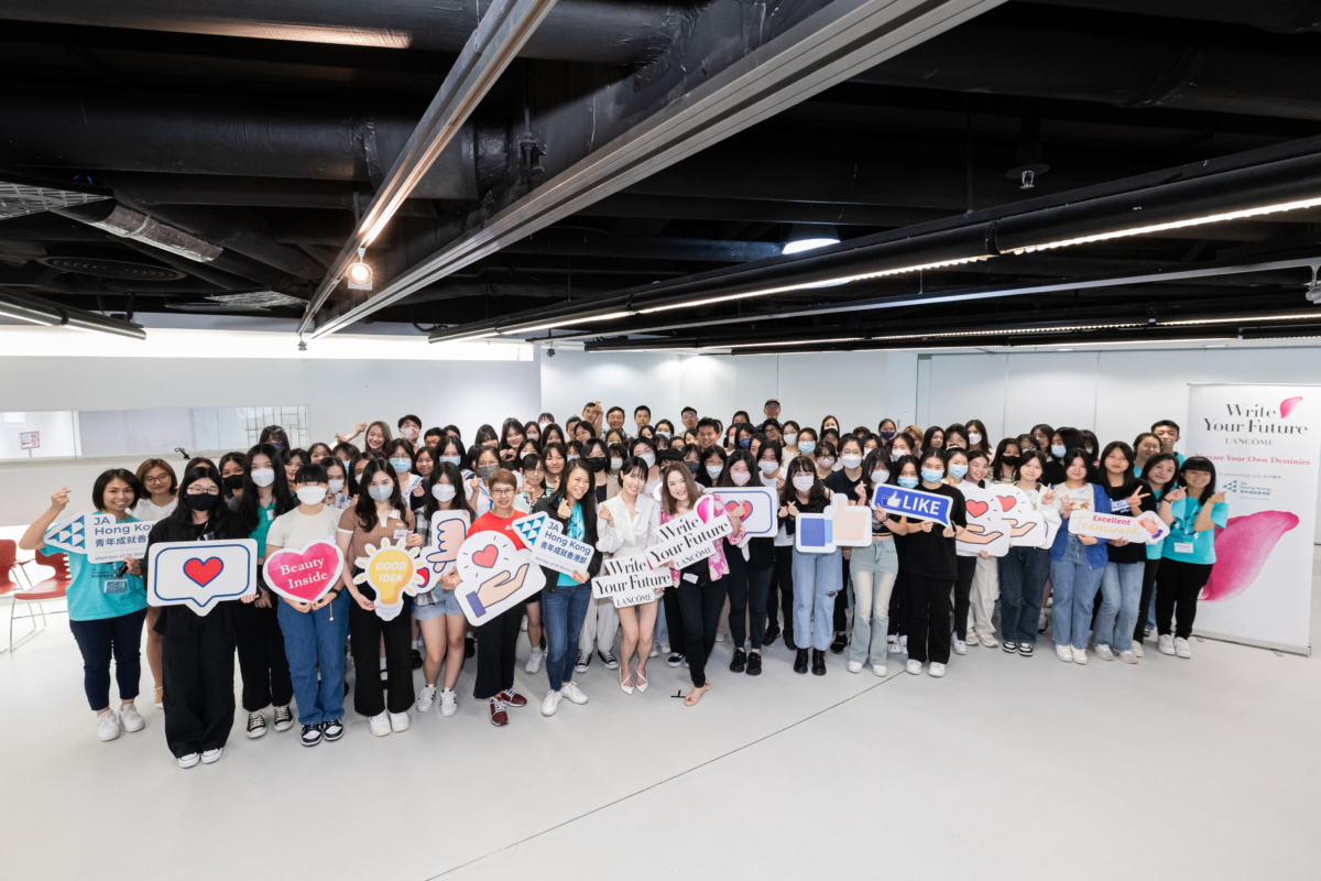 Lancôme Write Your Future擔當學生和商界之間的橋樑,連接著100位高中女同學及20位商界義工導師,促使大家相互啟發。