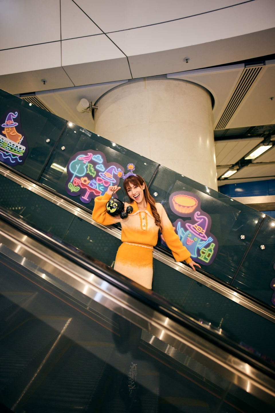 陳凱琳於扶手電梯與可愛嘩鬼合照，非常有節日氣氛！