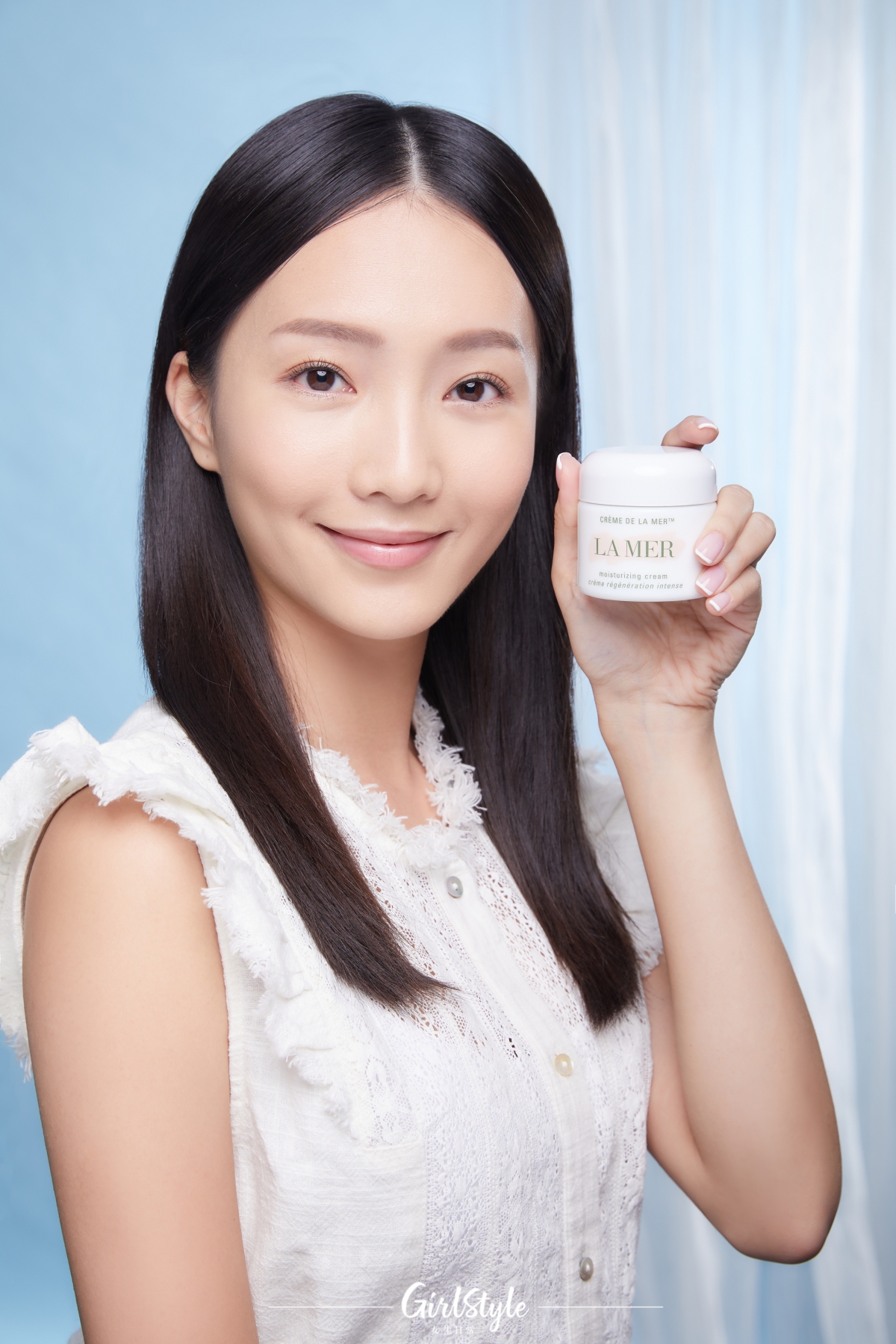 奇蹟面霜質感相當柔滑豐盈,輕輕塗抹一層就能感受到源源不絕的水分