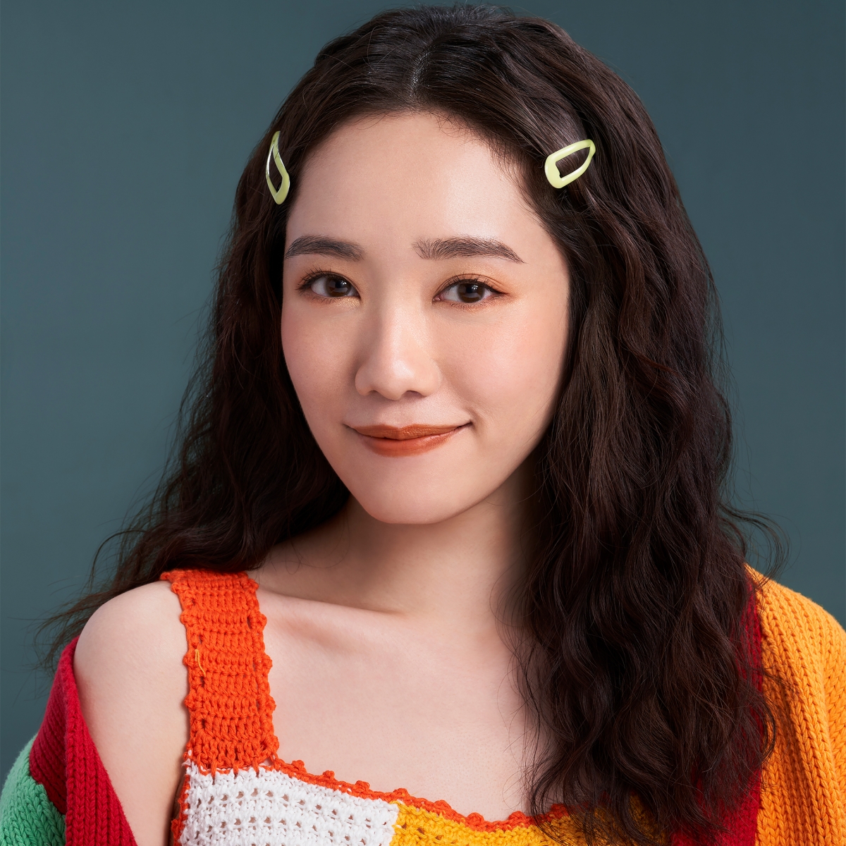 用上深邃雙色眼影07杏桃粉橘及柔滑眼線膠筆03自然啡,塑造少女粉橘妝。