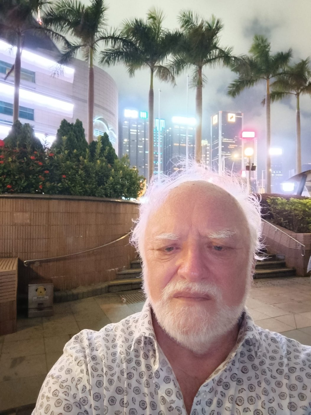 經典MEME圖尷尬笑伯伯突現身香港！意外因一輯照片爆紅？