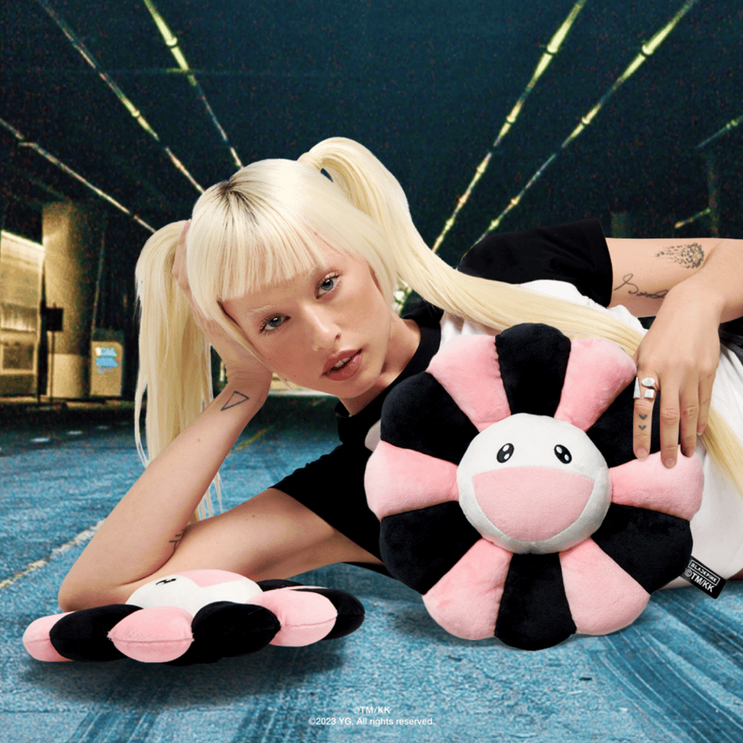 村上隆x Blackpink 推出聯名系列商品！招牌花花變粉黑配色！